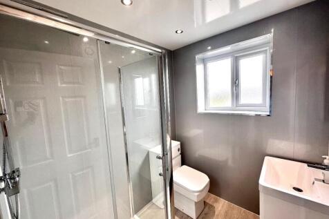 MODERN HOUSE BATHROOM