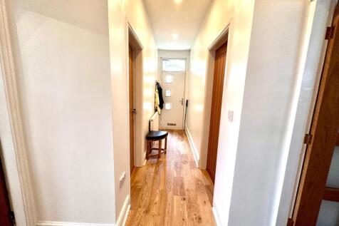 T -SHAPED RECEPTION HALLWAY