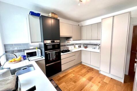 MODERN KITTED KITCHEN