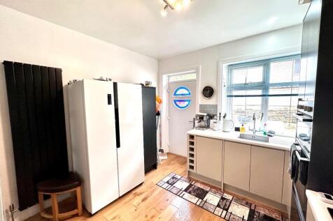 MODERN KITTED KITCHEN