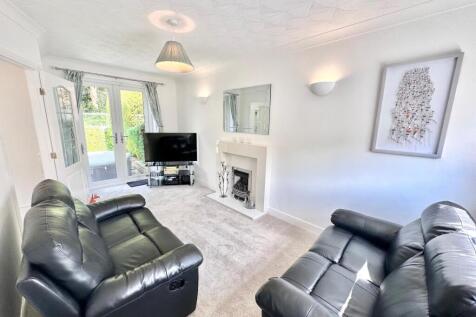 LOUNGE WITH PATIO DOORS
