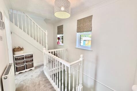 STAIRCASE TO THE FIRST FLOOR LANDING