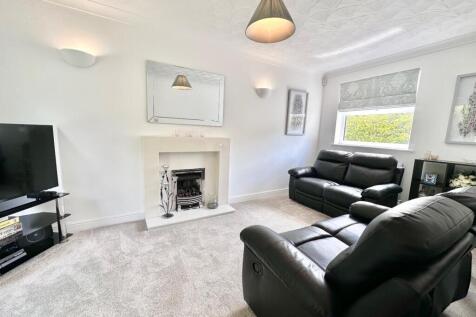 LOUNGE WITH PATIO DOORS