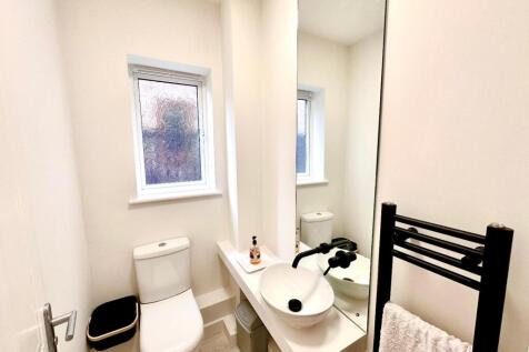DOWNSTAIRS CLOAKROOM / W/C