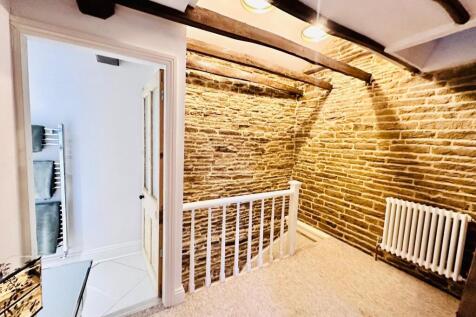 OPEN STAIRCASE TO THE FIRST FLOOR