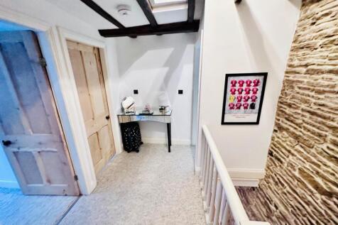 OPEN STAIRCASE TO THE FIRST FLOOR