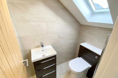 EN-SUITE SHOWER ROOM
