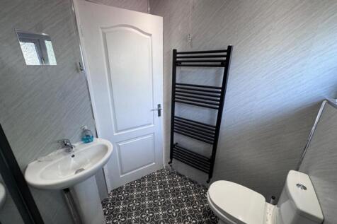 Bathroom 2/2
