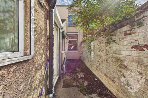 CAM02002G0-PR0177-STILL009.jpg