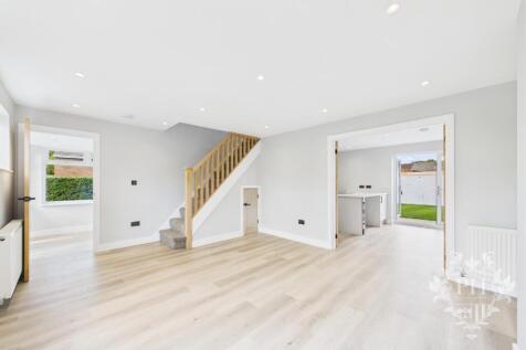 Living Room 2/2