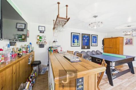 Entertainment Room Showing Bar