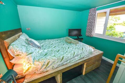 Raised bespoke cabin bed with lagoon views