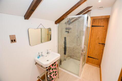 bed 2 ensuite alt.jpg