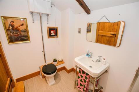 bed 2 ensuite.jpg