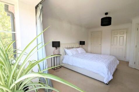 Maaster Bedroom