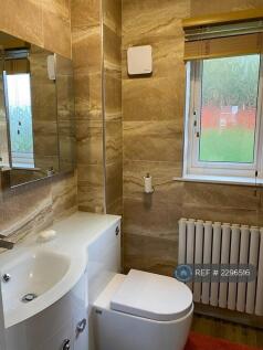 Master En-Suite Bathroom