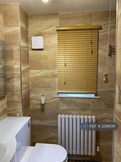 Master En-Suite Bathroom