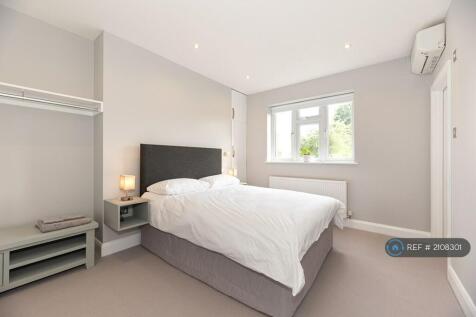 Master Bedroom (En Suite)