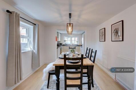 Kitchen / Dining Area