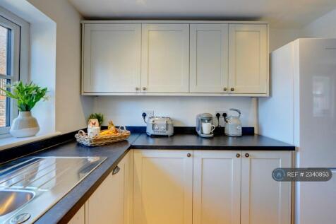 Kitchen / Dining Area