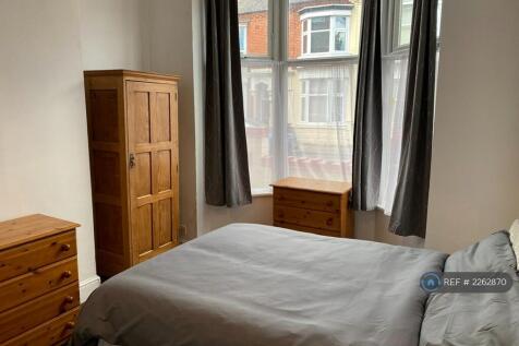 R1 Large Double Front Bedroom (Ground Floor)