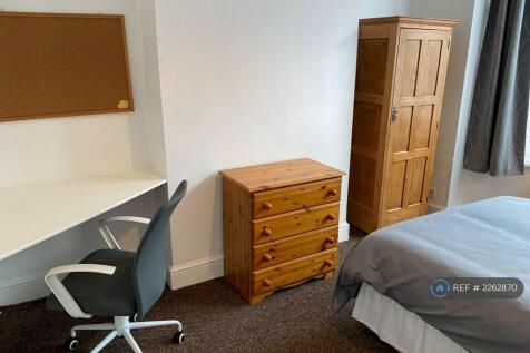 R1 Large Double Front Bedroom (Ground Floor)