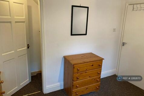 R2 With Walk In Wardrobe
