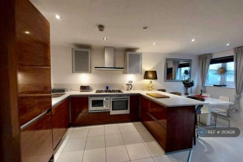 Fully Equipped Kitchen With Breakfast Bar.