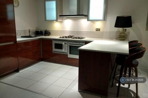 Luxury Kitchen With Built In Microwave/Appliances