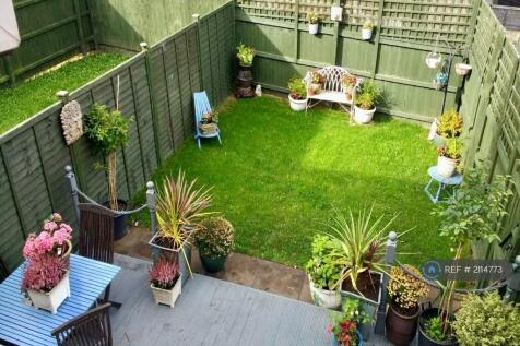 Private Spacious Garden With Patio Area.