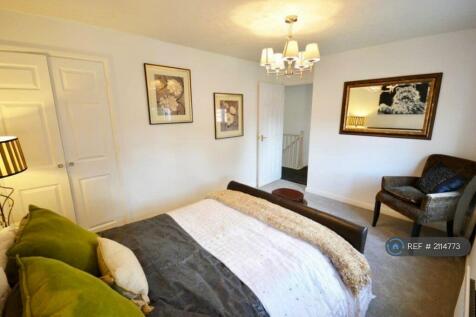 King Size Bedroom With Built In Wardrobe.