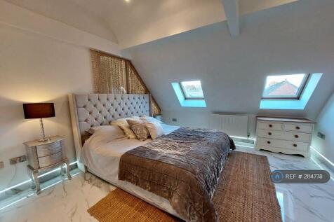 Luxurious Spacious And Bright King Suit.