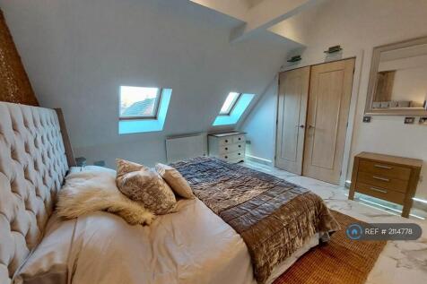 Built In Wardrobe And Ensuite Bathroom