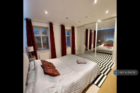 Double Bedroom With Built In Mirrored Wardrobe.