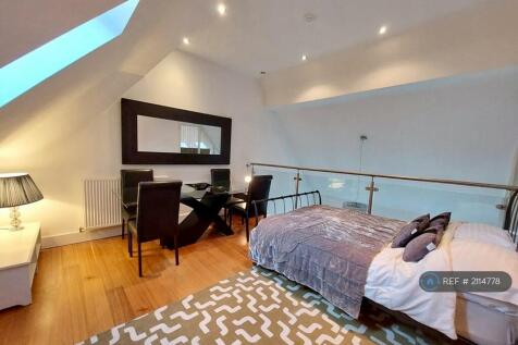 Mezzanine Bedroom.
