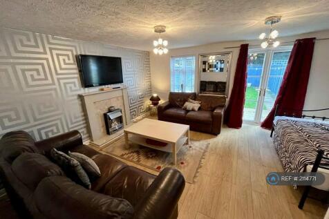 Spacious Living Room With Comfertable Day Bed.