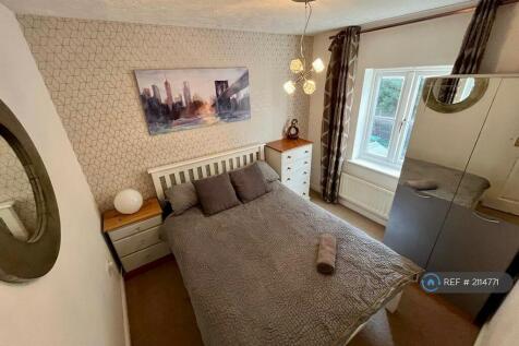 Double Bedroom With Wardrobe For Storage.