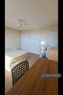 Large Upstairs Front Bedroom (Double Bed)