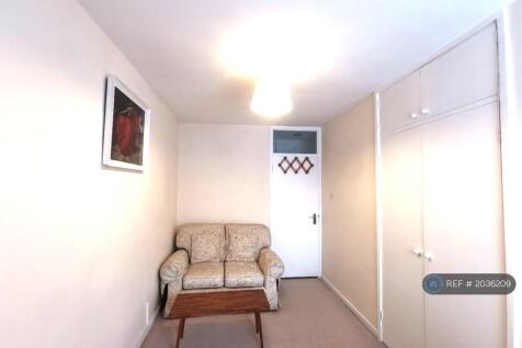 Rm 2 - Private Lounge &amp; Built-In Wardrobe