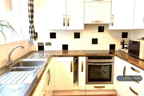 Large Modern Fully Equipped Kitchen