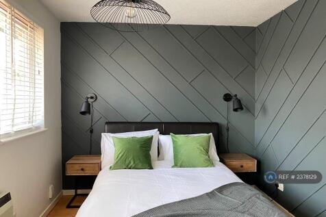 Double Bedroom With Fitted Wardrobe 