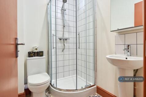 Shared Shower Room R3&amp;R4