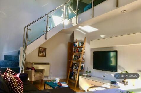 Lounge/Stairs