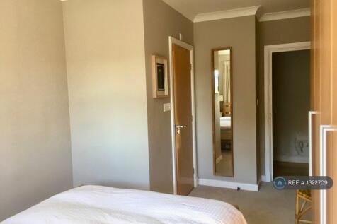 Bedroom 2 (With En Suite Bathroom)
