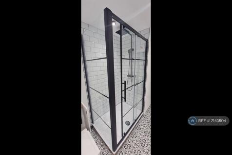 Large Fully Enclosed Shower 