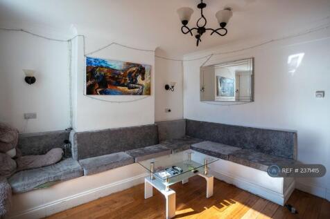 Living Room - Tv License Included