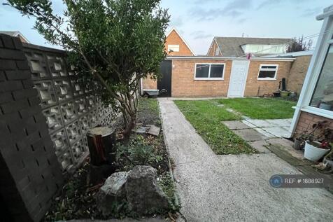 Enclosed Back Garden And Garage