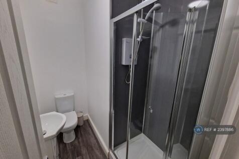 Private Bathroom - Room 2