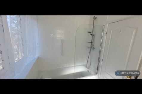 Bathroom 1.7 x 2.3m