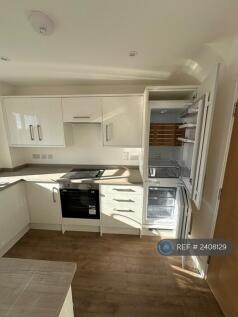 Kitchen, Fridge/Freezer, Hob, Oven. 